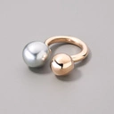 Pozłacany pierścionek z brązu ze srebrną perłą i kulką. VENTO D'ARGENTO
