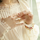 CON AGRADECIMIENTO. Un anillo delicado con bolas blancas.