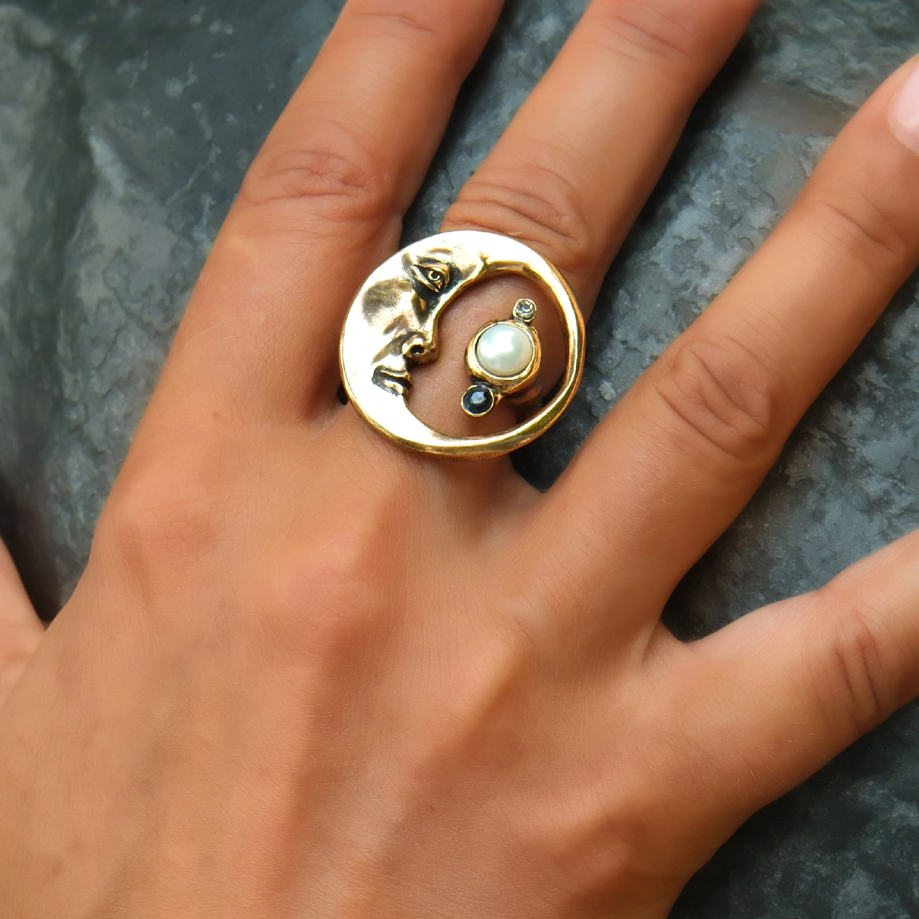 Pozłacany pierścionek z księżycem, perłą i kryształkiem. PERLA DI NOTTE