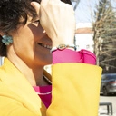 Bransoletka ze sznurka ze złotymi koralikami i muszelką. NA PLAŻY