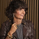 Pozłacane klipsy z niebieskimi i zielonymi kryształami. BAZAR CARMEL