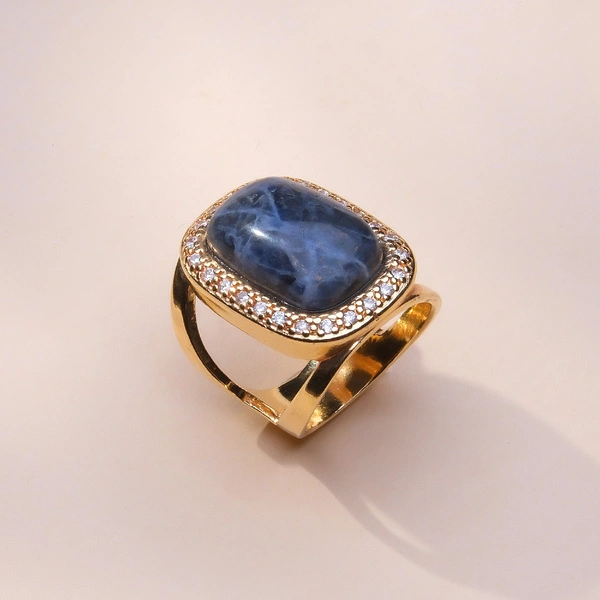 Złocony pierścień z sodalitem w oprawie z cyrkoniami. KAMIEŃ PRAWDY