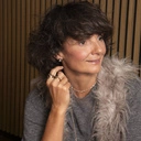 Długi pozłacany naszyjnik z kolorowymi cyrkoniami. ZABAWNY