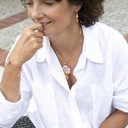 Kolczyki wiszące z drobnymi, błękitnymi kryształkami. MINIMALIZM