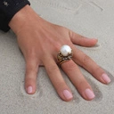 Okazały pierścień w kolorze starego złota z dużą perłą. PERŁA I ŻABKI