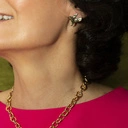 Małe kolczyki wkrętki kolibry w locie z szafirami. KOBIETA DELIKATNA