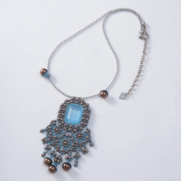 Złocony naszyjnik z zawieszką z błękinym kryształem. ŚWIATŁO BAROKU