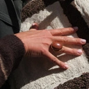 Złocony pierścień z owalnym kamieniem słonecznym. PALONY KARMEL