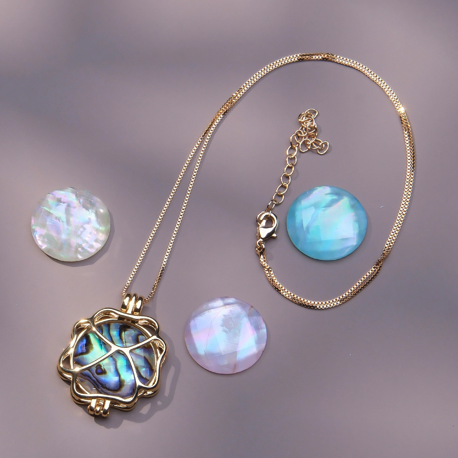 Złocony wisiorek z koniczyną i 4 wymiennymi muszelkami. CZTERY KOLORY W TALII