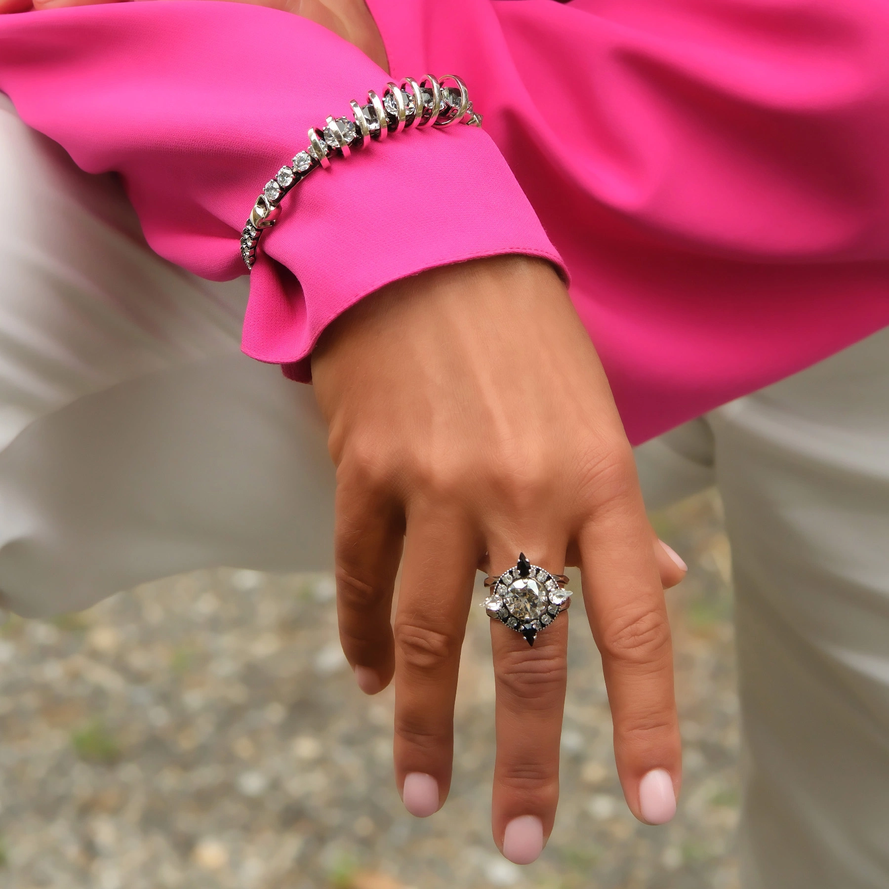 Posrebrzany pierścionek w formie kwiatu z kryształami. GWIEZDNY KWIAT