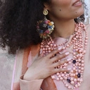 Wiszące kolczyki w formie serc z kwiatami i perłami. FANTAZJA