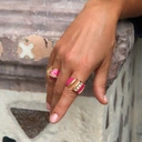 Otwarty pozłacany pierścień z różową emalią i cyrkoniami. LAURA