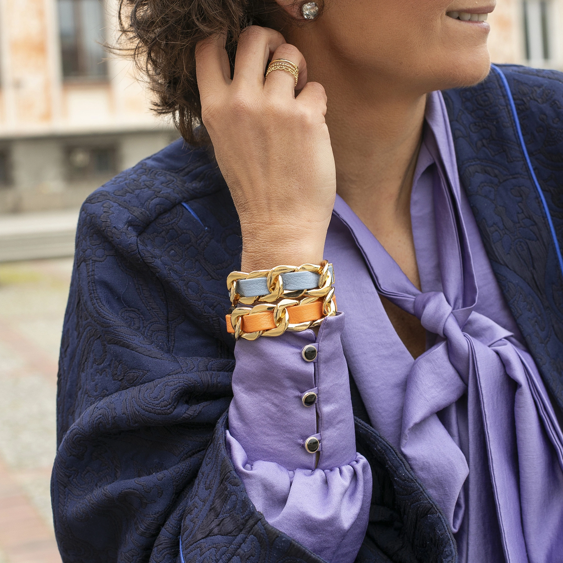 Szeroka pancerka z pomarańczowym paskiem. ZŁOCISTA ALEJA