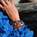 Sztywna złocona bransoletka zdobiona niebieskim akrylem. DROGA ŻYCIA