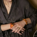 Szeroka pancerka z pomarańczowym paskiem. ZŁOCISTA ALEJA