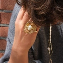 Otwarty złocony pierścień z ażurowym dekorem z perłą. MAM CIĘ