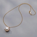 Złocony naszyjnik ze szklaną białą perłą w koronie. SŁOŃCE WE MNIE