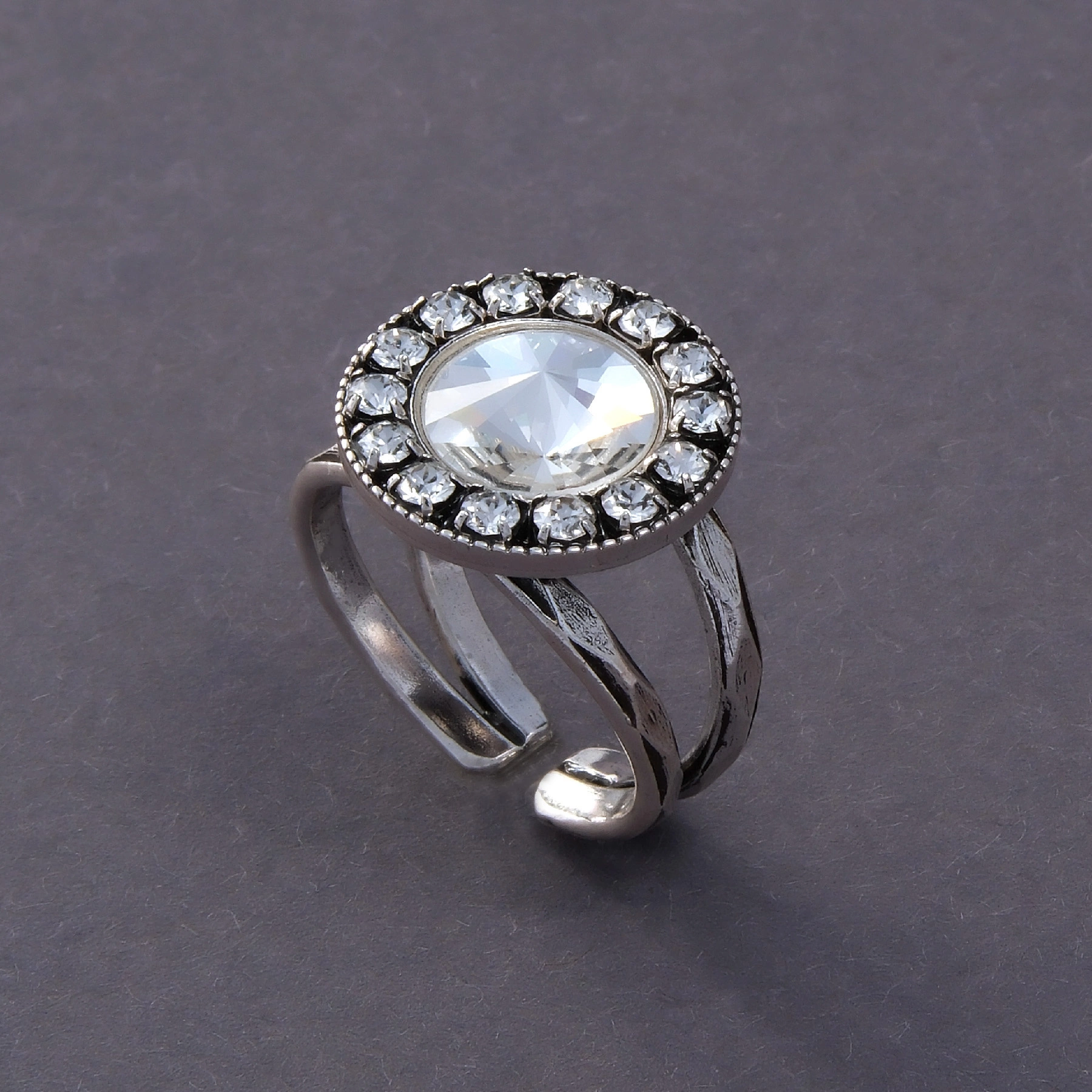 Posrebrzany pierścionek z dużym kryształem w oprawie. SOLARIS