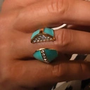 Otwarty pozłacany pierścień z błękitną emalią i cyrkoniami. CLARA