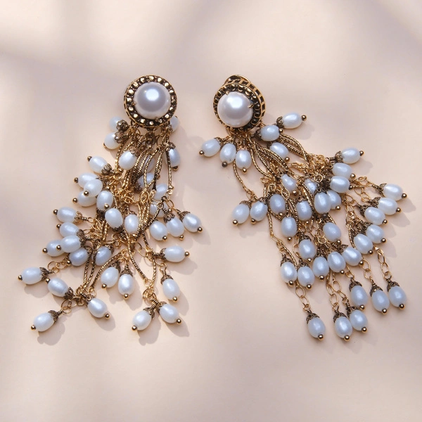 Kolczyki z dużą perłą na bazie i małymi na zawieszce. SEGRETO