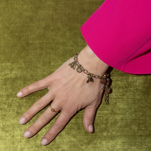 Złoty regulowany pierścionek z ozdobną literką U. U - ULKA