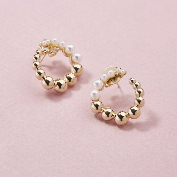 Drobne kolczyki z pozłacanymi kulkami i perłami. UROCZE KÓŁECZKA
