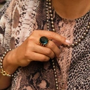 Pozłacany pierścionek z kryształem w morskim odcieniu. MEDIOLAN NOCĄ