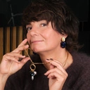 Złocone kolczyki z zawieszką szyszką z kobaltowych cekinów. ISKRY WIECZORU