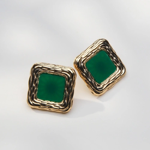 Duże pozłacane kwadratowe kolczyki z emalią w szmaragdzie. ZIELONY ZAKĄTEK