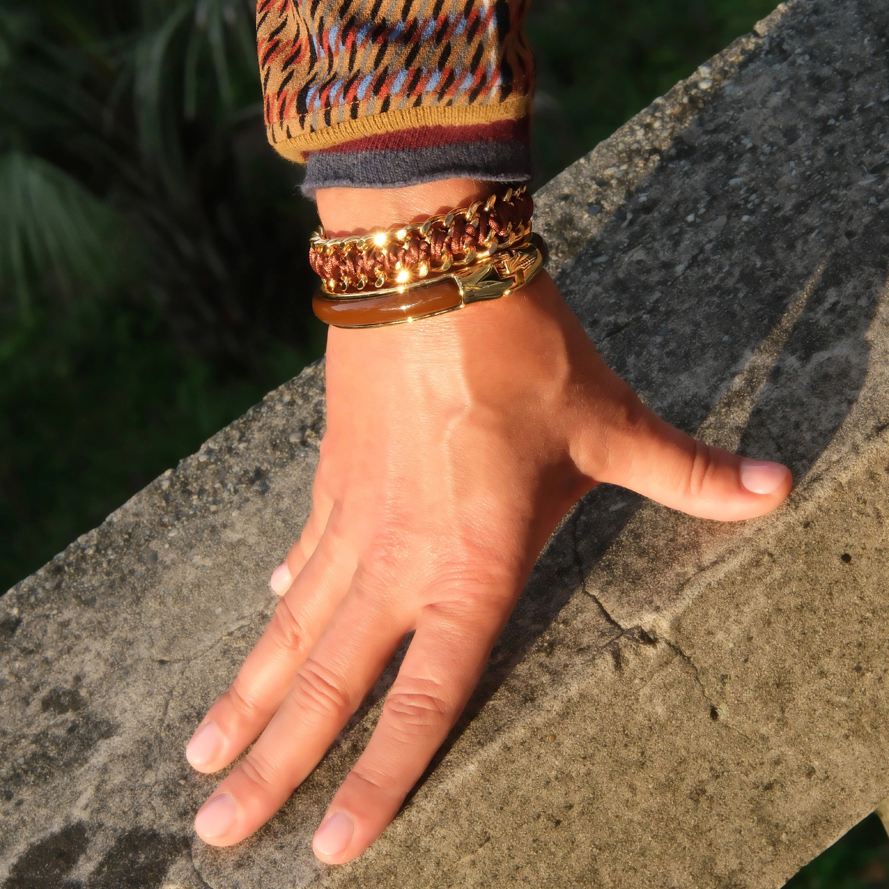 Złocona bransoleta z dekorem z akrylu w kolorze mokka. CAFE MOCCA