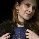 Naszyjnik z łączonych srebrnych i złotych łańcuchów. CZARNO NA BIAŁYM