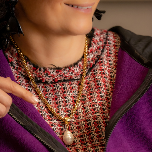 PERLA DE ALEGRÍA. Un colgante en una cadena con una perla.