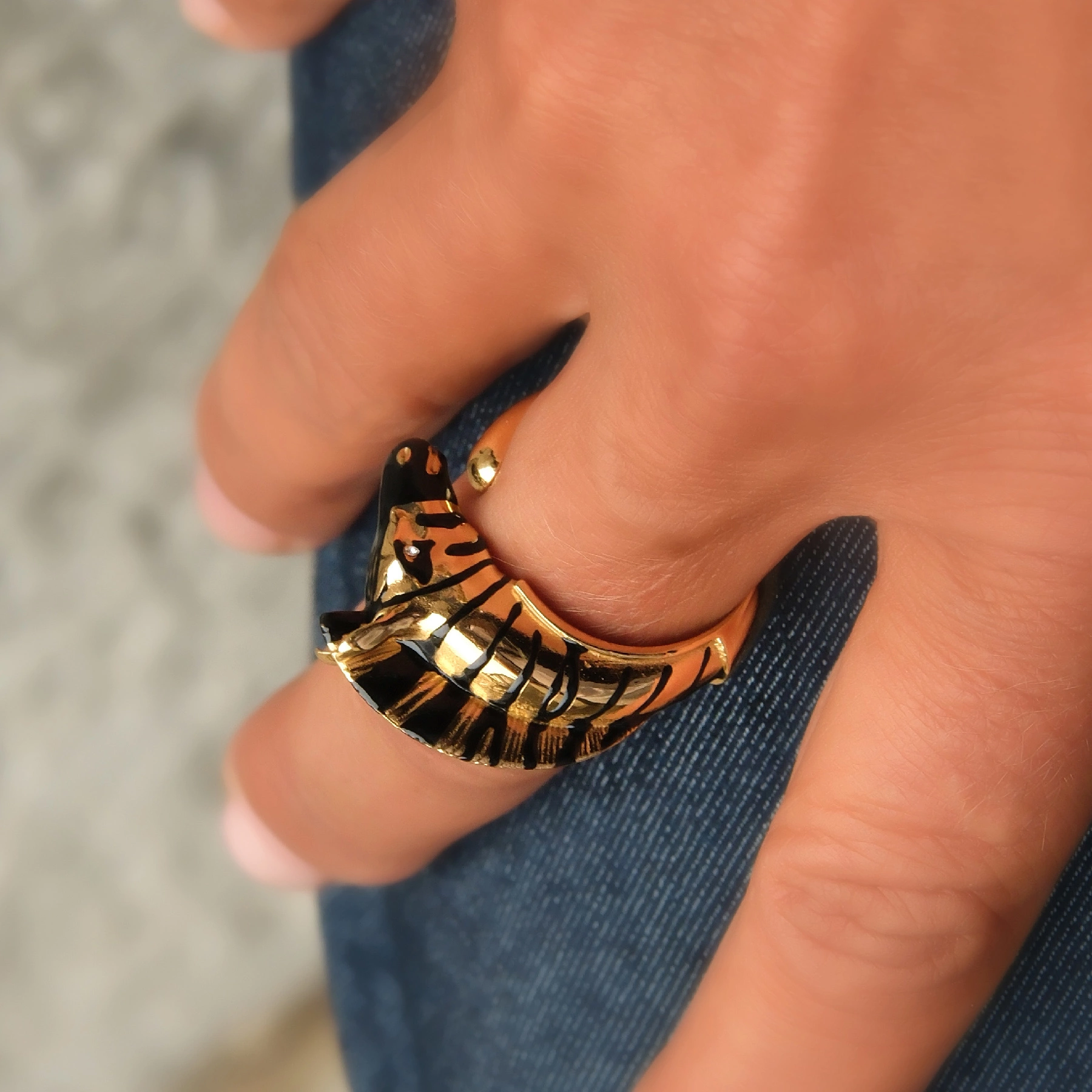 Pozłacany pierścień z głową zebry z cyrkoniami. PASKI MOCY