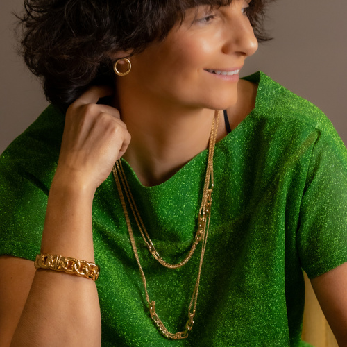 NIÑA. Pendientes de aro de forma sencilla.