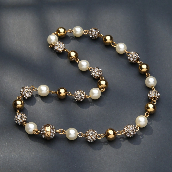 Krótka kolia z perłami i kryształkami Swarovskiego. ŚWIATŁO AUGUSTY