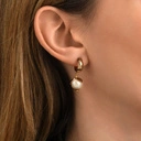 Złoocne kolczyki z zawieszką z małą perłą bawełnianą. GOTOWE NA WSZYSTKO