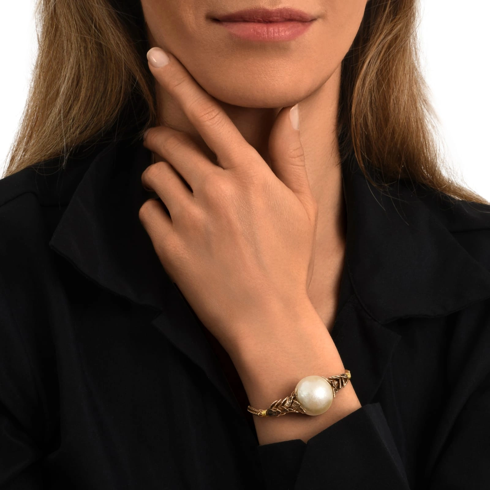 Złocona bransoletka z perłą bawłenianą w objęciu liści. PERŁA RIWIERY