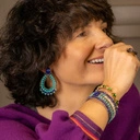 Złocona bransoletka z koralików i zielonych kryształów. MYŚLĘ O BALI