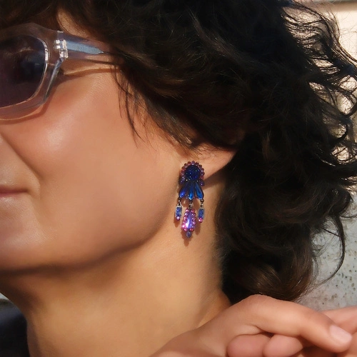 Kolczyki z kryształów i płatków z benzynowym połyskiem. FIAMMA DELLA DONNA