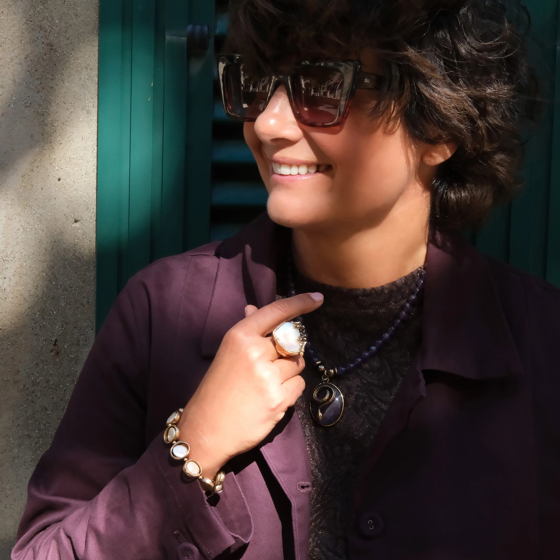 Pozłacany pierścionek z tarantulą na masie perłowej. KOSMATE MYŚLI