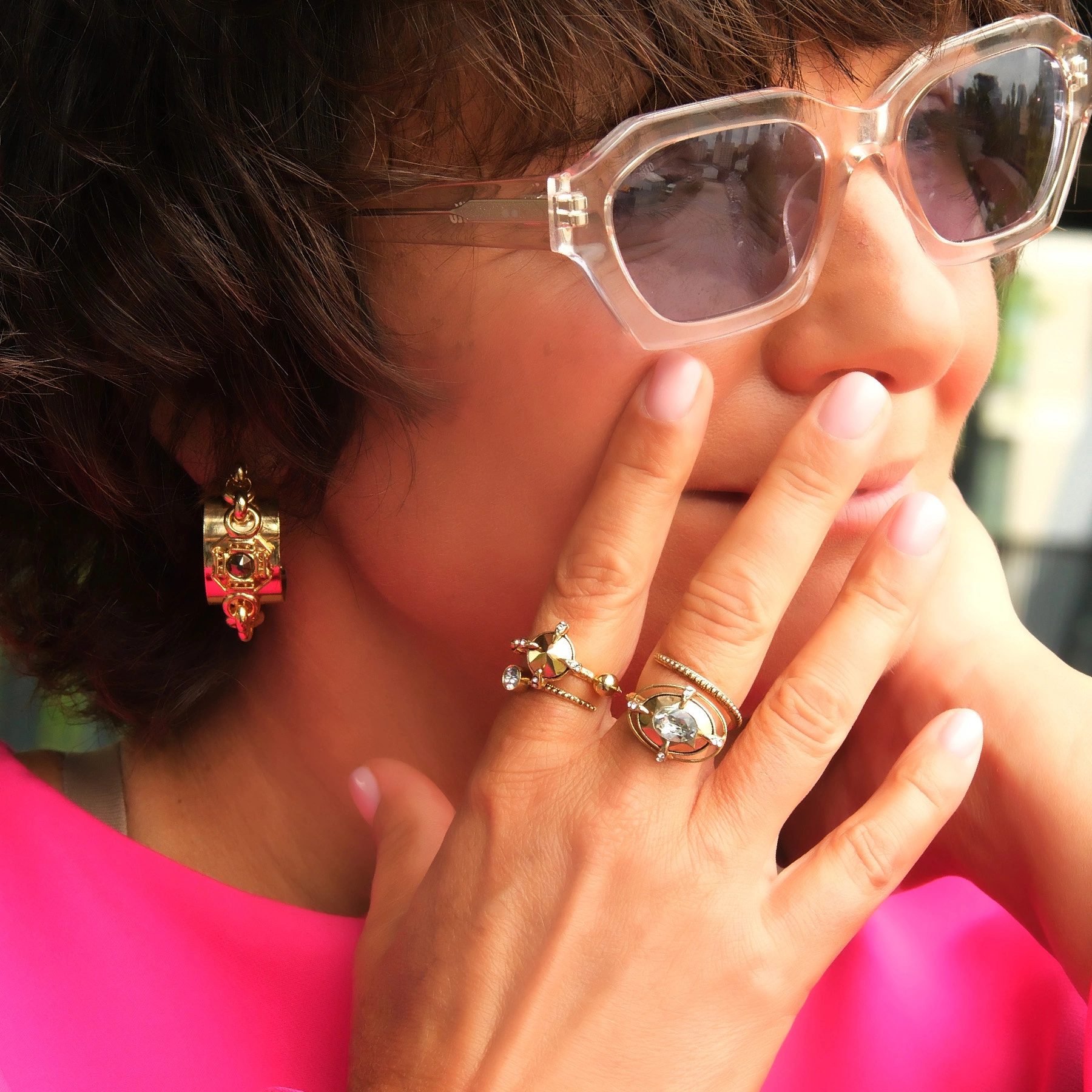 Pozłacane kolczyki w formie półksiężyca z kryształem. TWOJA FAZA KSIĘŻYCA