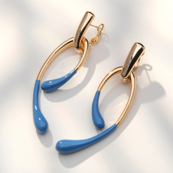 Pozłacane kolczyki z końcami emaliowanymi na niebiesko. DZIEWIĄTE WROTA