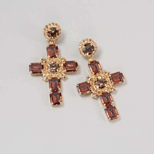 Pozłacane krzyże zdobione brązowymi kryształami. KRÓLOWA BALU