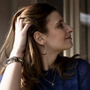 Krótki wisiorek na łańcuszku z prostokątnym kryształkiem. LEŚNA IGRASZKA