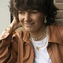 Sztywna otwierana bransoletka w kolorze złotym. ZBLIŻENIE