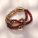 Bransoletka z koralików bordo i pozłacanego łańcuszka. WINO PRZY ŚWIECACH