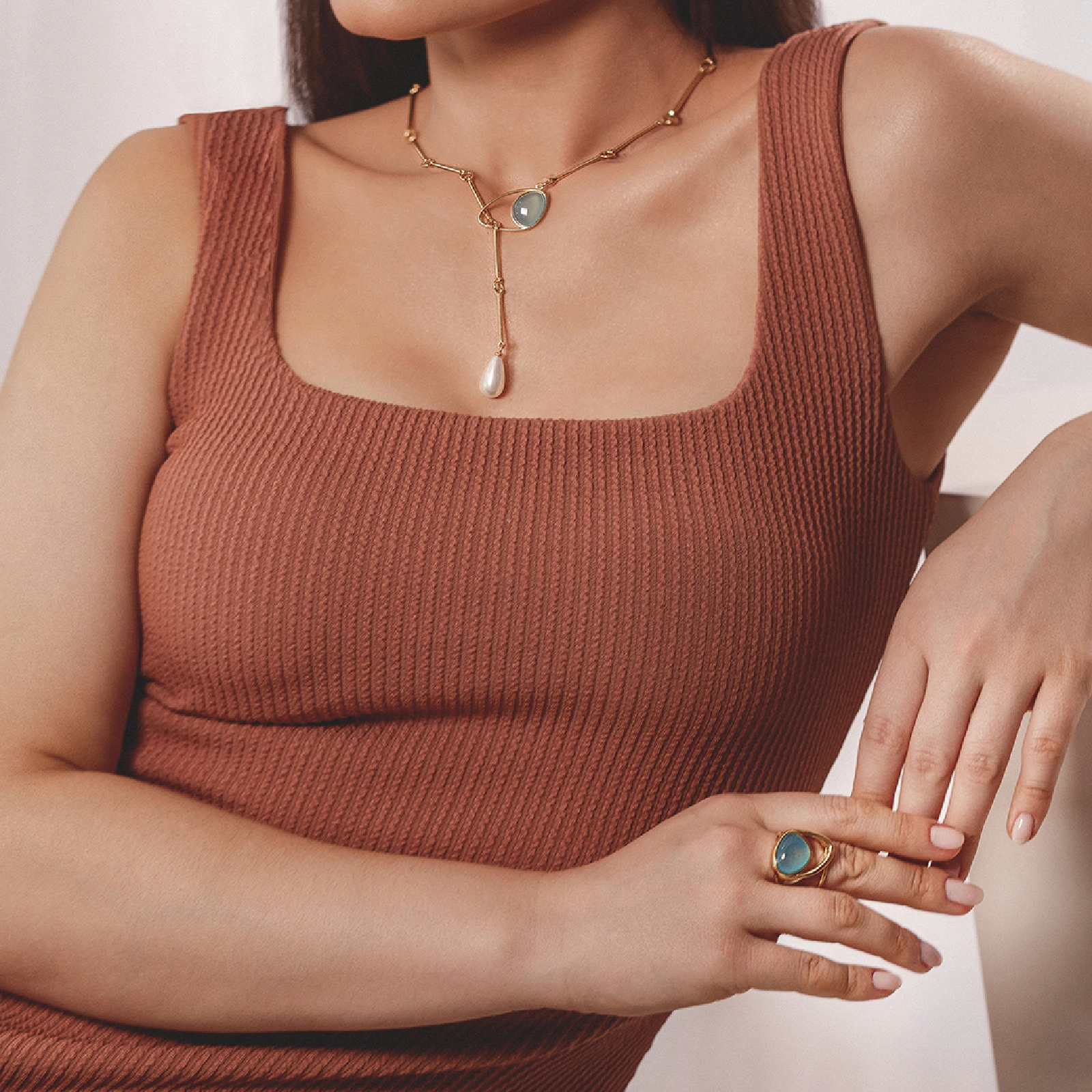 Otwarty złocony pierścionek z dużym błękitnym agatem. AGATOWE NIEBO