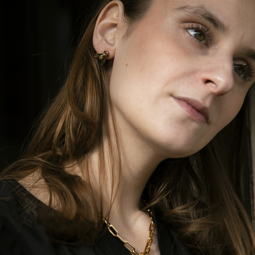 DULCE COMO LA MIEL. Pendientes tachuelas con motivo de abeja