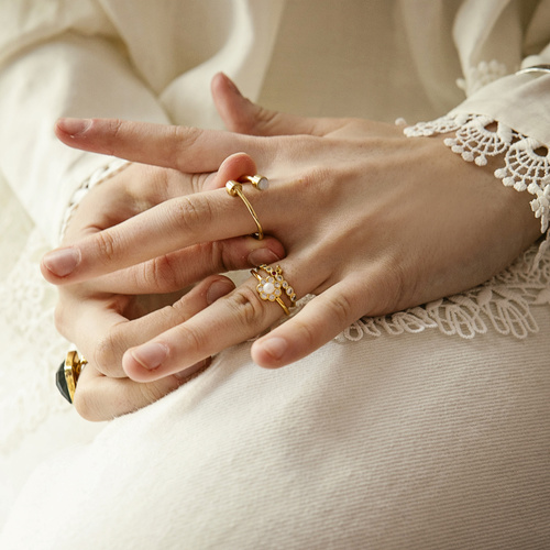 CON AGRADECIMIENTO. Un anillo delicado con bolas blancas.