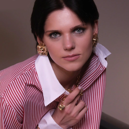 Krótki złocony naszyjnik na łańcuchu z pełnym sercem. ZOSTAJE NA MNIE